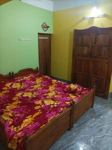 um quarto com uma cama com flores em Gourinandan lodge em Puri