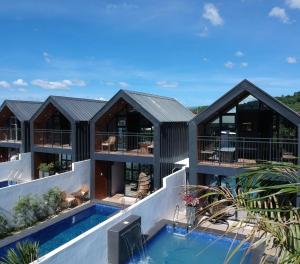 vista aerea di una casa con piscina di Hidden Haven Subic Villa w/ Infinity Pool a Subic