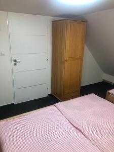 Posteľ alebo postele v izbe v ubytovaní Apartmány u vleku - Podkrovní apartmán