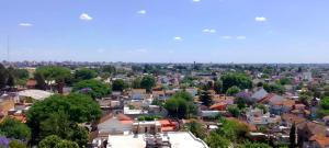 una vista aerea di una città con case e alberi di "EL ESTUDIO" Alquiler Temporario de Departamentos a Mariano J. Haedo