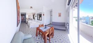 a living room with a couch and a table at "EL ESTUDIO" Alquiler Temporario de Departamentos in Mariano J. Haedo