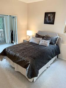 een slaapkamer met een groot bed in een kamer bij Waterfront Eagle Nest in Nanaimo