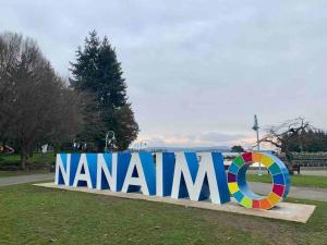 un panneau qui dit naminami dans un parc dans l'établissement Waterfront Eagle Nest, à Nanaimo