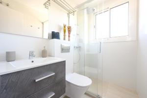 Kúpeľňa v ubytovaní 2 bedroom, new, 1 min to the beach, city center- Picasso by 10ToSea + 8 fotografií