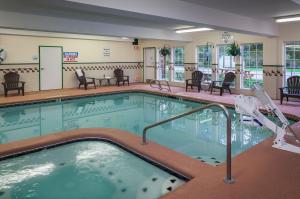 una gran piscina en una habitación de hotel en Holiday Inn Express Anchorage, an IHG Hotel en Anchorage