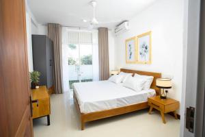 Un dormitorio con una cama grande y una ventana en The Greens Luxury Boutique Villa, en Karagampitiya