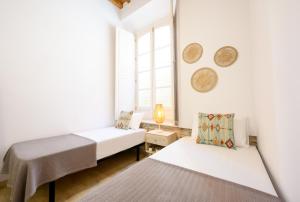 Posteľ alebo postele v izbe v ubytovaní Modern 3 bedroom, city center with patio & high ceilings by 10ToSea