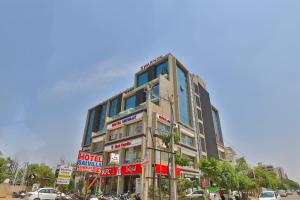un grand bâtiment au coin d'une rue dans l'établissement Hotel Shivaay, à Ahmedabad