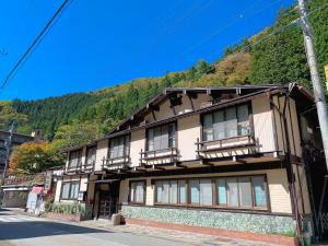 un edificio con balconi sul lato di una montagna di Hakuunsou a Takayama