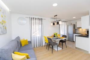 Una cocina o zona de cocina en Modern cozy apartment Bonnie in center of Split.