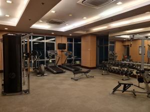 ein Fitnessstudio mit viel Ausrüstung in einem Zimmer in der Unterkunft Huge condo unit near Burgos Circle, St Lukes, Shangri-La - P Hamptons T1 in Manila