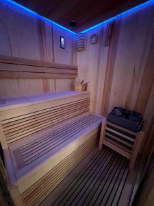 una sauna de madera con una luz azul. en Hotel Bella Napoli ristorante & spa, en Foggia