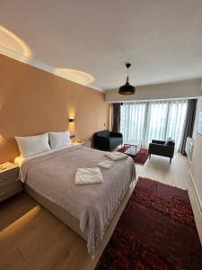 sypialnia z dużym łóżkiem i salonem w obiekcie Terrace Guesthouse w Stambule