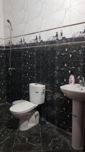 Dream House Sidi Ifni في سيدي إفني: حمام مع مرحاض ومغسلة