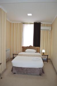 Ένα ή περισσότερα κρεβάτια σε δωμάτιο στο KABIR HOTEL