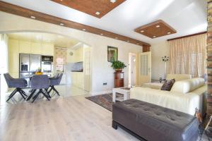 ein Schlafzimmer mit einem Bett, ein Wohnzimmer und eine Küche in der Unterkunft Villa Dragana in Budva