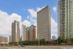 un grupo de edificios altos en una ciudad en Sunflower Hotel & Residence, Shenzhen en Shenzhen