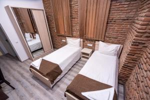 Postel nebo postele na pokoji v ubytování Tiflis Hotel