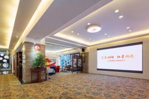 深圳葵花酒店公寓（福田口岸店）的电视和/或娱乐中心