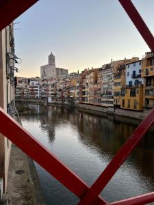 uitzicht op een rivier in een stad met gebouwen bij Precioso Girona largas estancias in Girona