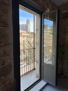 a window with a view of a building at Precioso Girona largas estancias in Girona