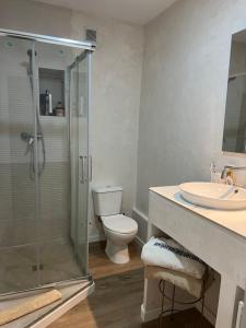 ジローナにあるPrecioso Girona largas estanciasのバスルーム(シャワー、トイレ、シンク付)