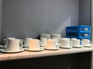 Kemudahan buat kopi dan teh di Nusantara Mattwaddien Hostel