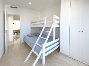 Litera en habitación blanca con escalera en Modern 3 Bedroom 7 Guests Sun Golf Beach Apartments, en Villacosta