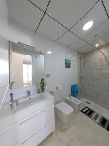 y baño con aseo, lavabo y ducha. en Modern 3 Bedroom 7 Guests Sun Golf Beach Apartments, en Villacosta