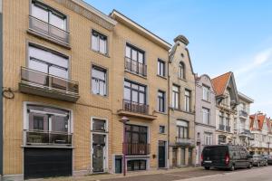 a row of brick buildings on a street at Maison les Bruyères 1 - Luxueus wonen Blankenberge in Blankenberge