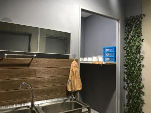 Bilik mandi di Nusantara Mattwaddien Hostel