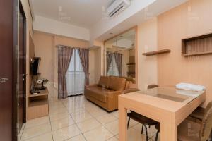 Гостиная зона в RedLiving Apartemen Tamansari Panoramic - Rasya Room with Netflix