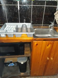 La cuisine est équipée d'un évier et d'un four micro-ondes. dans l'établissement GAV'Z Guesthouse, à Richards Bay