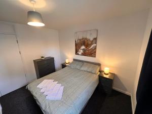Archway Islington London في لندن: غرفة نوم مع سرير مع مواقف ليلتين واضاءتين