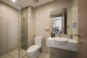 une salle de bain avec toilettes, lavabo et douche dans l'établissement Vinhomes Smartcity-Zhomestay-Căn hộ dich vụ, à Thượng Thôn
