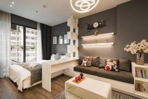 une petite pièce avec un lit et un canapé dans l'établissement Vinhomes Smartcity-Zhomestay-Căn hộ dich vụ, à Thượng Thôn
