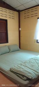 Uma cama ou camas num quarto em Chanmuang guesthouse