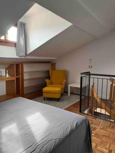 een slaapkamer met een bed en stoelen in een kamer bij Este Stay in Este