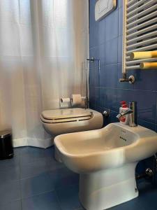 een badkamer met een toilet en een wastafel. bij Este Stay in Este