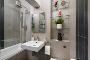 a bathroom with a sink and a toilet and a shower at 2 Bedr, 3 Beds, 1 Bath Thames, Trafalgar SQ in London