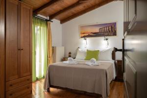 een slaapkamer met een bed met twee handdoeken erop bij Villa Stefania/pool/garden/sea view/3bdrms/3bthrms in Agia Marina Nea Kydonias