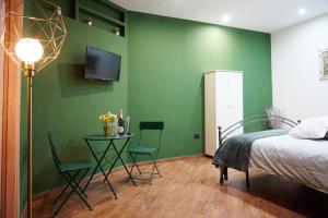 Family's Affairs في بومباي: غرفة نوم بسرير وطاولة وتلفزيون