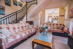 Sala de estar con 2 sofás y mesa en Villa Olga Sea Front Katakolo - Happy Rentals en Katakolo