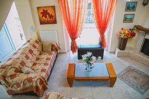 Villa Olga Sea Front Katakolo - Happy Rentals في كاتاكولو: غرفة معيشة مع أريكة وطاولة قهوة