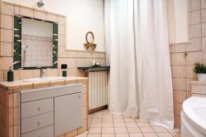 Family's Affairs في بومباي: حمام مع مغسلة وستارة دش +33 صورة