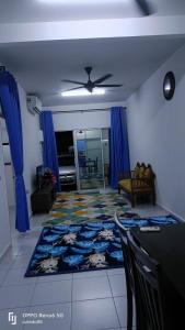 - un salon avec un tapis à l'étage dans l'établissement NADI HOMESTAY MELAKA, à Air Molek