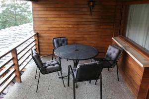 - Balcón con mesa y sillas en Casa Rural Finca San Lorenzo, en Prado