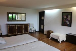1 dormitorio con 2 camas y espejo en la pared en Casa Rural Finca San Lorenzo, en Prado