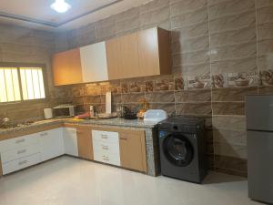 a kitchen with a washer and a washing machine at LH résidence Mezouar 1 in Laayoune