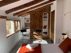 a bedroom with two chairs and a bed in a room at Casa Valleta in Tivenys